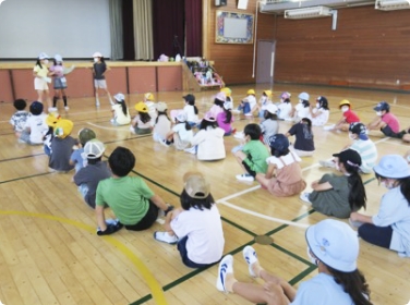 体育館を借りて身体を動かす活動