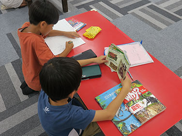 自主的に宿題に取り組む子どもたち
