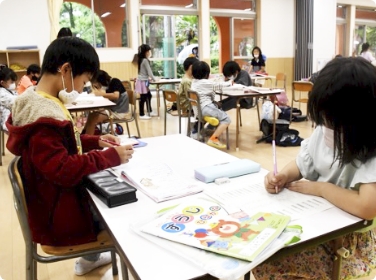 自主的に宿題に取り組む子どもたち