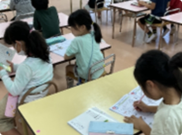 自主的に宿題に取り組む子どもたち